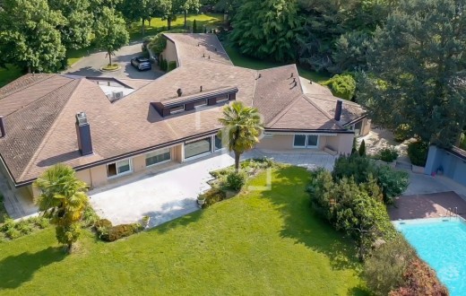 Luxurious property of 14 rooms in park
