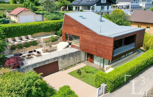 Detached villa with lake view