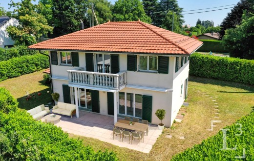 Detached villa with garden close to town center