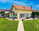 In the heart of the village! Detached villa with a garden