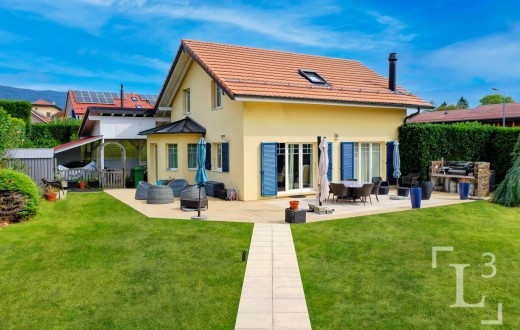 In the heart of the village! Detached villa with a garden